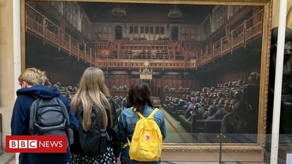 Картина Бэнкси "Деградировавший парламент" вернулась в Бристольский музей по случаю Brexit